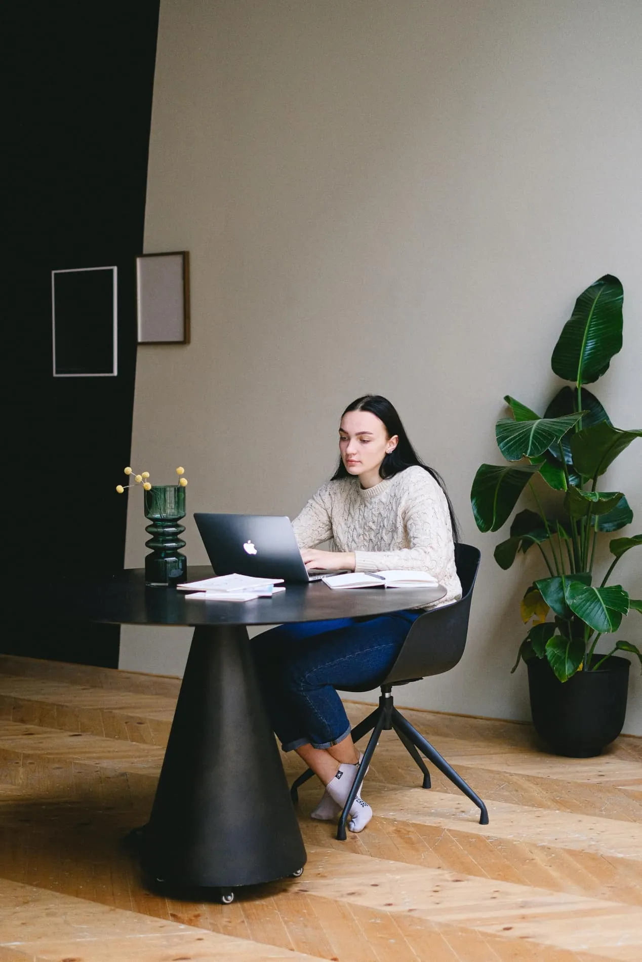 Mulher desenvolvendo um app móvel com FluxBuilder